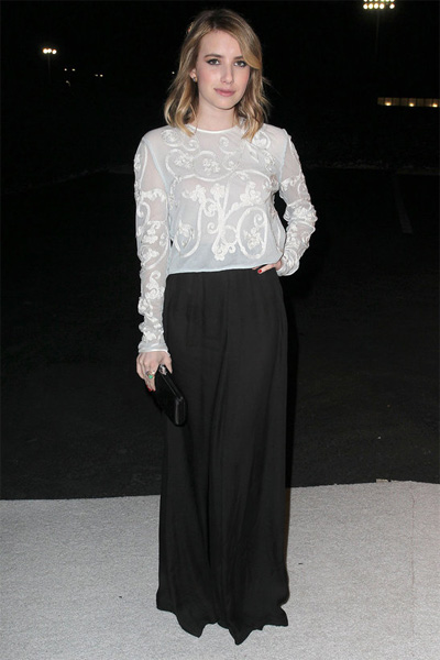 Diễn viên trẻ Emma Roberts quyến rũ trong bộ trang phục trắng - đen.