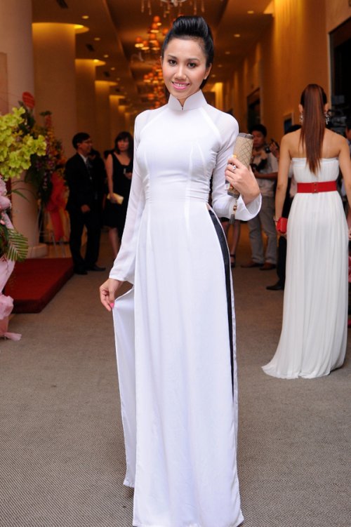 Hoa hậu Mekong Mỹ Xuân chọn áo dài duyên dáng đến dự tiệc.