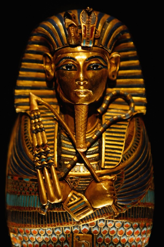 Lăng mộ Vua Tut: Lời nguyền của Pharaoh ứng nghiệm khi lăng mộ Vua Tut được khai quật vào năm 1923, mở ra kỷ nguyên của ngành Ai Cập học. Đây là lời nguyền nổi tiếng nhất vì nhiều người tham gia việc mở cửa lăng mộ lần đầu tiên đã chết yểu với những nguyên nhân kỳ lạ trong một khoảng thời gian ngắn sau đó. Khi làm việc tại lăng mộ, Howard Carter - trưởng dự án khảo cổ - đã cử một người đưa thư về nhà ông. Khi tới nơi, người đưa thư nghe thấy tiếng kêu và thấy chú chim hoàng yến của Carter đang bị ăn thịt bởi một con rắn hổ mang - biểu tượng của hoàng gia Ai Cập. vụ việc được tờ New York Times đưa tin vào tháng 12 năm 1922. Trong số 26 người tham gia mở cửa lăng mộ, 6 người chết vì nguyên nhân rất bí ẩn, dù theo đồn đại thì con số này còn lớn hơn nhiều. Các nhà khoa học cho rằng vi khuẩn trên tường lăng mộ là nguyên nhân. Phần lớn các lời nguyền của người Ai Cập cổ đều có tính siêu hình, nhưng trong một số trường hợp họ sử dụng bẫy và thuốc độc để khiến những người vào lăng mộ bị thương hay thậm chí là mất mạng.