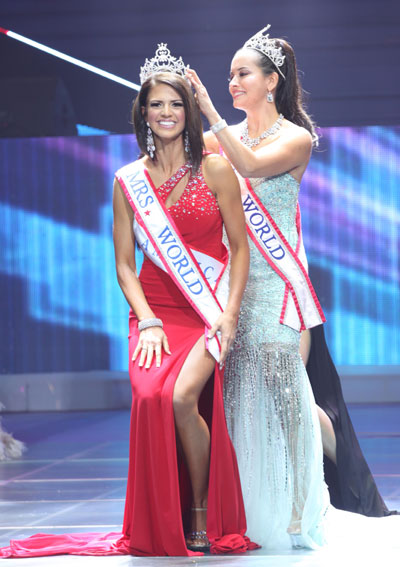 Hoa hậu Quý bà Thế giới 2011 Lufriu April trao vương miện cho người đồng hương.