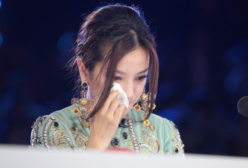 Giám khảo Triệu Vy, Lưu Diệp rớm nước mắt vì màn biểu diễn này.