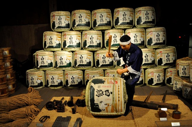 Tìm hiểu những bí mật về rượu sake: Sake có rất nhiều loại với nhiều mùi vị khác nhau. Du khách có thể khám phá nghệ thuật làm rượu sake ở huyện Nada, Kobe, nơi có tới 40 xưởng sản xuất 30% lượng rượu gạo của cả nước. 