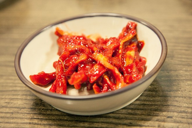 Món gì cũng có kimchi ăn kèm: Hầu hết các nhà hàng đều phục vụ kimchi miễn phí. Ở Hàn Quốc có nhiều loại kimchi được làm từ các nguyên liệu khác nhau và đều khá dễ ăn. Vị chua chua, cay cay của kimchi rất hợp ăn kèm với hầu hết mọi món ăn Hàn Quốc.