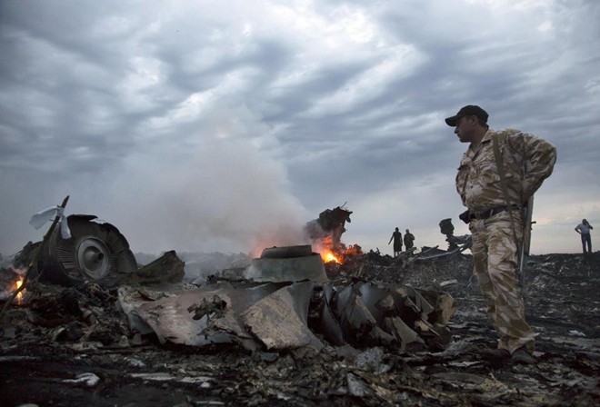 Những mảnh vỡ của phi cơ Boeing 777 bốc cháy tại hiện trường vụ tai nạn ở Ukraina hôm 17/7. Ảnh: Reuters