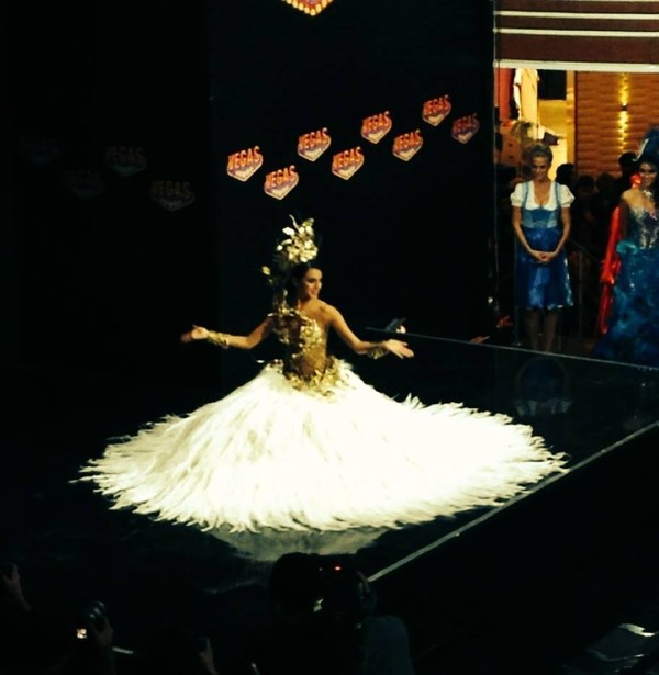 Thí sinh Miss Universe 2013 lộng lẫy trong đêm trình diễn trang phục Dân tộc 9