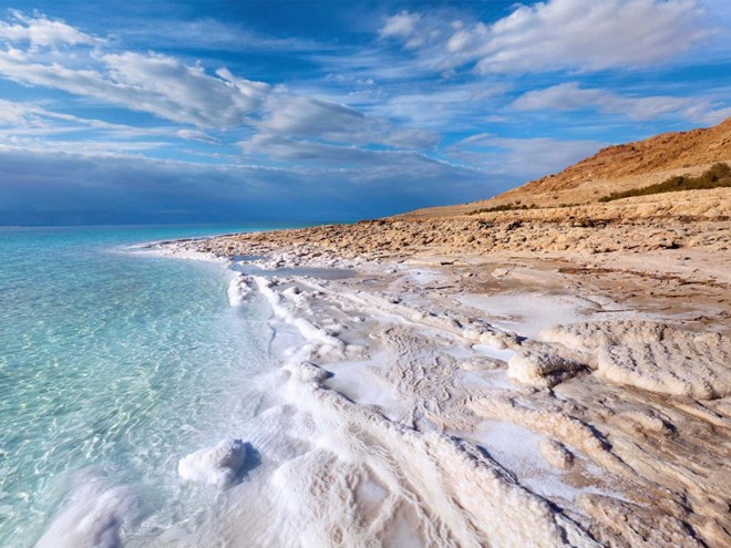 Biển chết, giáp biên giới Israel và Jordan: Trong vòng 40 năm qua, biển chết đã giảm đi 24 mét và 1/3 diện tích. Nếu việc khai thác nguồn nước từ sông Jordan – nơi duy nhất cung cấp nước cho Biển Chết - của các nước xung quanh còn tiếp diễn, Biển Chết sẽ biến mất hoàn toàn trong 50 năm tới.