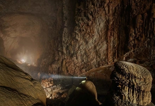 Hang Sơn Đoòng được một người dân địa phương phát hiện lần đầu năm 1991, nhưng mãi đến khi đoàn thám hiểm đoàn thám hiểm Hiệp hội Hang động Hoàng gia Anh khảo sát vào năm 2009 thì nơi đây mới được nhiều người biết đến. Ảnh: Những khối măng đá khổng lồ nằm trong lòng hang có thể cao tới 40m.