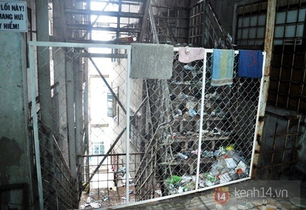 Cuộc sống nặng nề bên trong khu chung cư xập xệ nhất Sài Gòn 21