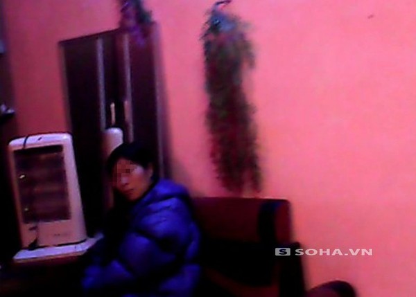 Nữ nhân viên hành nghề tẩm quất thư giãn đang chờ khách tại một quán ở khu vực Nhổn.
