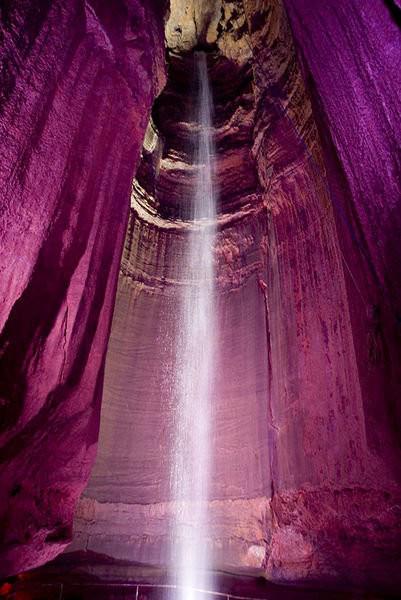 Một thác nước trong hang động ở Chattanooga,Tennessee