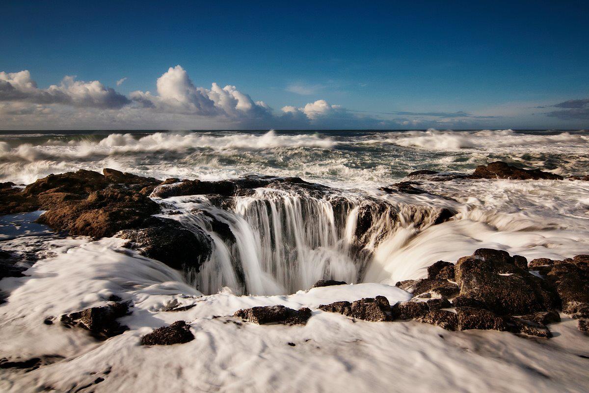 Thor’s Well - thác nước tại  Cape Perpetua, Oregon, Mỹ luôn đem lại cảm giác hoang sơ cho người thưởng ngoạn