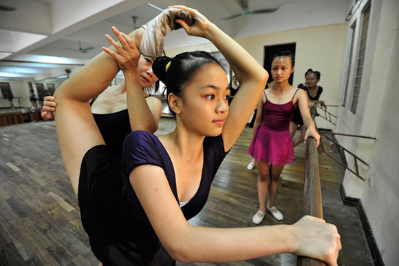 Nữ sinh Đỗ Minh Anh (ảnh) là một trong nhiều học viên luôn được cô giáo chăm chút từng li từng tí mỗi ngày dù đã được đánh giá là khá tốt. Ở môn ballet, các động tác khó chủ yếu là giữ thăng bằng chân, độ thẳng của chân và tròn của cánh tay.