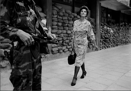 Ảnh chụp bà Gloria Richardson và những người biểu tình đối mặt với quân đội quốc gia Hoa Kỳ.