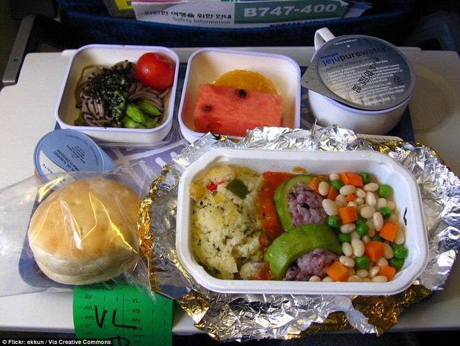 Korean Air phục vụ các món ăn khá thanh đạm với rau nhồi cơm, trái cây, salad rau muối và bánh mì.