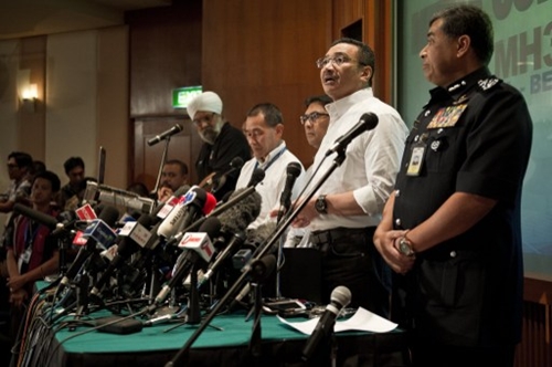 Bộ trưởng Quốc phòng kiêm Quyền Bộ trưởng Giao thông Malaysia Hishammuddin Hussein (thứ hai từ phải sang) trả lời câu hỏi của phóng viên