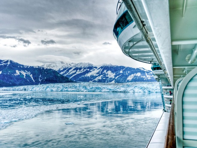 Đi thuyền ngắm băng hà ở Alaska: Khung cảnh của Alaska không khác gì hai đầu cực, với các tảng băng trôi, chim cánh cụt... nhưng lại có nhiệt độ bớt khắc nghiệt hơn.