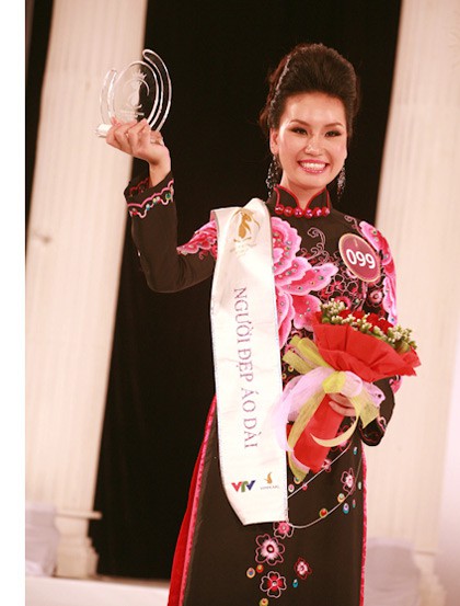 Tại cuộc thi Hoa hậu Thế giới người Việt 2010, Phạm Thị Thùy Linh từng được đánh giá là một trong những ứng cử viên nặng ký cho danh hiệu Hoa hậu. Sau phần thi Trang phục dạ hội và Trang phục áo dài, Phạm Thị Thùy Linh là giành được danh hiệu Người đẹp áo dài và cô nghiễm nhiên giành một suất lọt thẳng vào top 15 của cuộc thi. Tuy nhiên, niềm vui của cô gái đến từ TPHCM chưa kịp trọn vẹn thì bị tố là sửa mũi và cô bị tước danh hiệu, chưa đầy một ngày sau khi giành được. Trước đêm chung kết, Thùy Linh đã bị thu hồi giải thưởng phụ, bị loại khỏi cuộc thi.