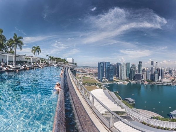 Tại khách sạn Marina Bay Sands, du khách có thể ngắm nhìn toàn cảnh thành phố Singapore khi ngâm mình trong bể bơi vô cực ở tầng 57.