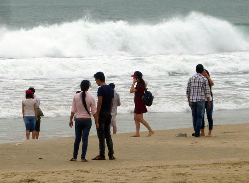 Đổ xô chụp ảnh sóng dữ trước bão số 10 ở Đà Nẵng 5