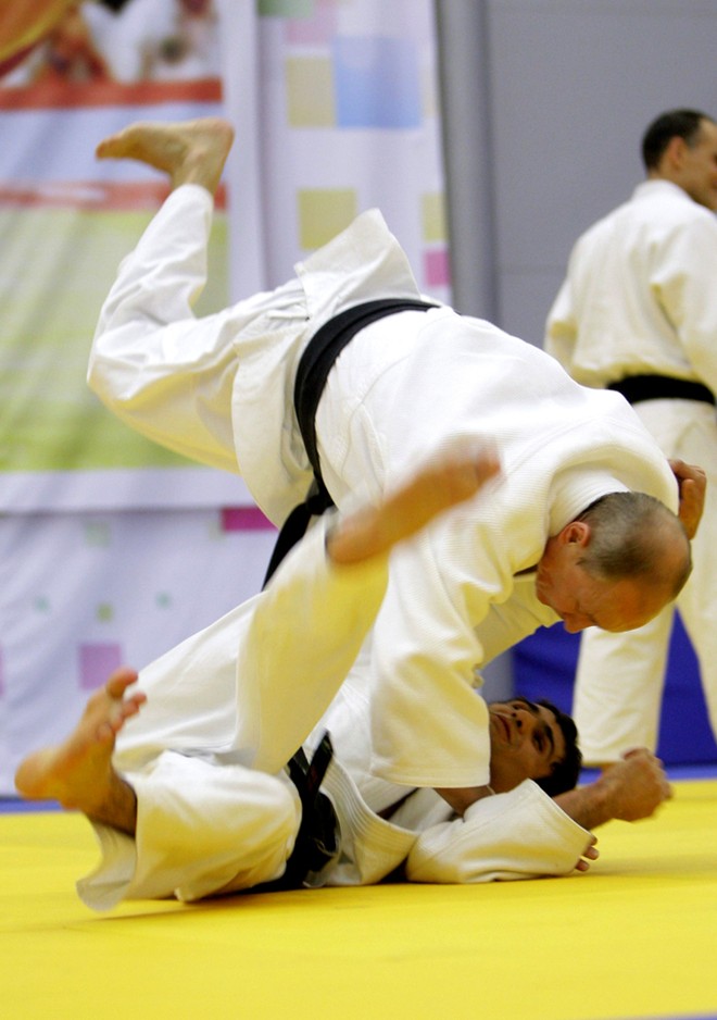 Ông Putin tham gia một buổi tập luyện võ judo tại khu phức hợp thể thao ở St. Petersburg tháng 12/2010.