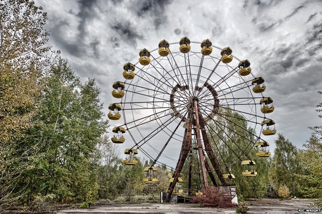 4. Pripyat, Ukraine: Nằm ở phía bắc Ukraine, gần biên giới Belarus, thành phố Pripyat ra đời năm 1970 gần nhà máy điện nguyên tử Chernobyl. Dân số Pripyat lên tới gần 50.000 người  trước khi phải sơ tán vài ngày sau khi thảm họa hạt nhân Chernobyl diễn ra vào ngày 26 tháng 4 năm 1986. Do nồng độ phóng xạ tăng cao, thành phố bị bỏ hoang tới ngày nay. Thành phố ma trống rỗng và không có sức sống này khiến những du khách dám tới đây thấy lạnh sống lưng.