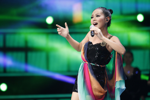 Hoàng Quyên bất ngờ bị loại khỏi Vietnam Idol do có số lượng tin nhắn thấp nhất. Tuy nhiên, sau phần sing-off, cô đã được 3 giám khảo sử dụng quyền 'cứu&quot; để giữ lại.