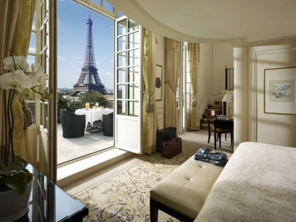 Khách sạn Shangri-La sang trọng với cửa nhìn ra tháp Eiffel ở Paris, Pháp.