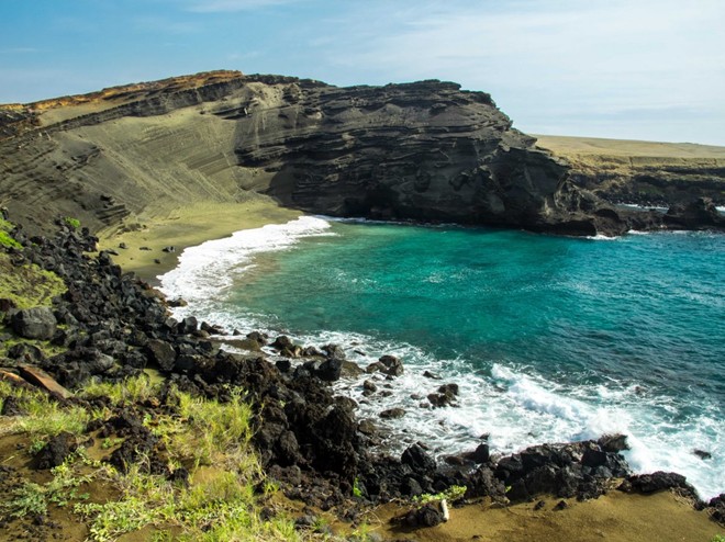 Bãi biển Papakōlea nằm ở phía nam đảo Lớn ở Hawaii, có biệt danh là bãi biển Xanh lá cây. Màu xanh của cát do các tinh thể olivine xung quanh các tảng đá nham thạch ở núi lửa Pu’u Mahana, vịnh Mahana tạo thành.
