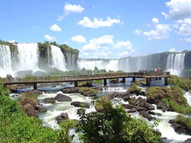 Trong cơn giận dữ, vị thần này đã thái lát con sông thành những thác nước để trừng trị những người yêu nhau vĩnh viễn. Đó là truyền thuyết cho sự hình thành thác nước Iguazu này. Người Tây Ban Nha phát hiện ra thác này đầu tiên vào năm 1541.