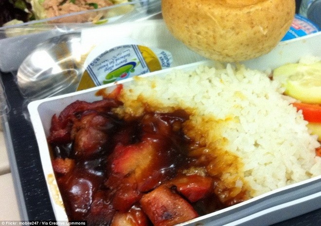 Hãng hàng không Singapore Airlines phục vụ khách hàng cá ngừ, cần tây, cơm thịt kho, bánh mì và bánh trà xanh.
