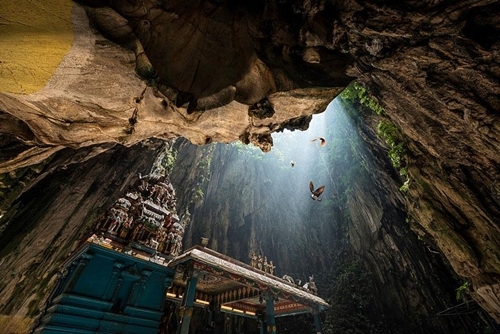 Hệ thống động Batu, Malaysia: gồm ba hang lớn và nhiều hang nhỏ nằm rải rác trên rẻo núi đá vôi khoảng 400 triệu năm tuổi cách thành phố khoảng 13km. Đây là nơi thiêng liêng nhất của tín đồ Ấn độ giáo (đạo Hindu) tại Malaysia.