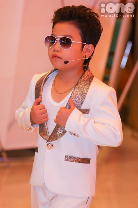 'Psy nhí' xuất hiện như 1 ngôi sao khi ra mắt phim tại TP HCM. Ảnh: Huy Hoàng