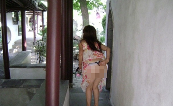 Trung Quốc: Phát hoảng với cô nàng thích khoe... quần lót 1