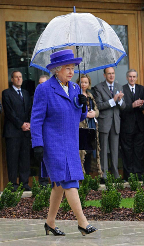 Tiết lộ thú vị đằng sau trang phục của nữ hoàng Anh 17