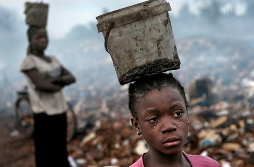 Fati  8 tuổi, cô cùng những bạn nhỏ khác đến bãi rác để nhặt nhạnh những miếng sắt vụn từ các thiết bị điện tử ở thành phố Accra, Ghana. Chiếc xô luôn đước cô bé đội trên đầu như người bạn đồng hành chứa những gì cô thu hoạch được và nước mắt tuôn chảy trên gương mặt vì những đau đớn cô đang chịu từ căn bệnh sốt rét.