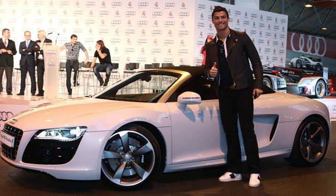 Mỗi năm Ronaldo nhận một chiếc Audi R8 từ nhà tài trợ.