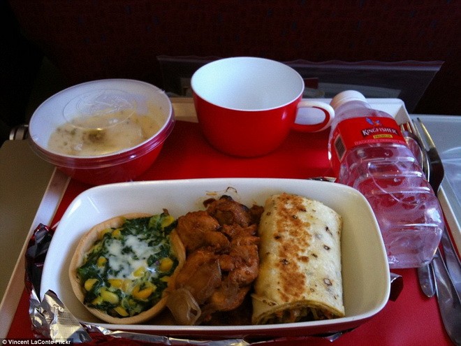 Hãng Kingfisher Airlines của Ấn Độ phục vụ khách hàng một bữa ăn với cà ri gà, rau chân vịt và bánh mì kiểu Ấn Độ. Bên cạnh đó còn có bánh gạo để tráng miệng.