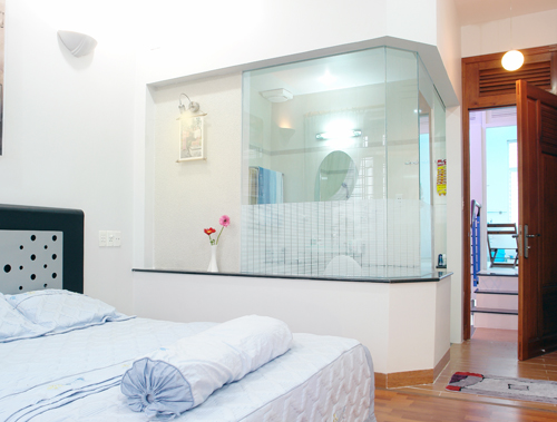 Phòng vệ sinh riêng trong phòng ngủ được làm bằng vách kính, tạo cảm giác nhẹ nhàng và sang trọng. Các thiết kế tinh giản đến mức tối thiểu.