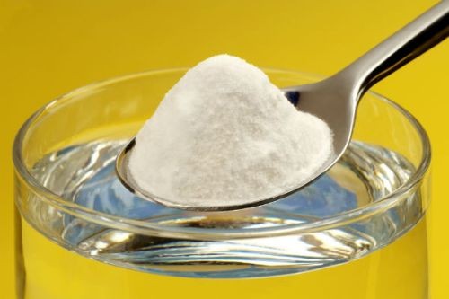 4. Hydrogen Peroxide và baking soda: Trộn hai thìa hydrogen peroxide với ba muỗng cà phê baking soda. Thêm vào hỗn hợp trên một chút kem đánh răng bạc hà để mang lại cảm giác mát mẻ. Sử dụng một lần sẽ mang lại sự khác biệt nhỏ cho hàm răng của bạn, nhưng 3 lần/một tuần sẽ là cách tốt nhất làm trắng răng.