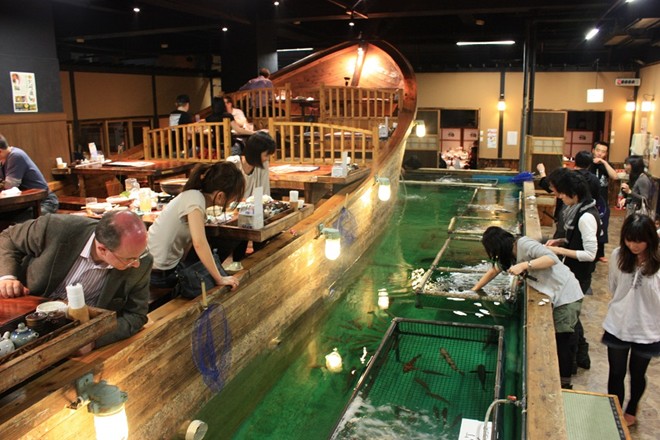 Tự tìm nguyên liệu cho bữa ăn: Ở nhà hàng Zauo, Tokyo, nếu muốn có đồ ăn, trước hết bạn phải tự bắt cá bằng cách sử dụng cần câu và vợt. Bạn không thể thả lại con đã bắt xuống bể. Mỗi khi cá cắn câu, nhân viên nhà hàng sẽ gõ trống ăn mừng. Bàn ăn được bày trên một thuyền gỗ lớn nhìn ra chỗ các thực khách đang câu cá. 