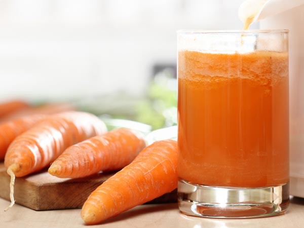 5. Cà rốt: Loại củ màu cam này có chứa hàm lượng estrogen rất lớn, giúp thúc đẩy bộ ngực của bạn. Bạn có thể ăn sống, luộc hay sử dụng nước ép cà rốt đều rất hiệu quả.
