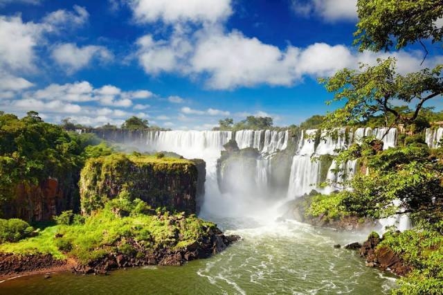 Thác Iguazu là kết quả của vụ phun trào núi lửa để lại vết nứt trong lòng đất. Trong mùa mưa từ tháng 11 đến tháng 3, tỉ lệ dòng chảy của nước xuống thác có thể lên đến 450.000 mét khối mỗi giây.