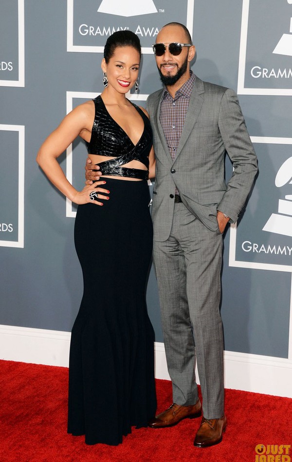 Jennifer Lopez khoe chân, Rihanna quên... áo ngực trên thảm đỏ Grammy 16