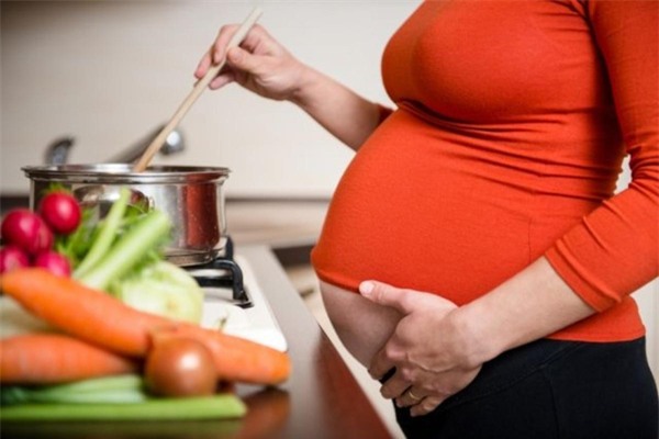shutterstock-pregnant-cooking-1206-14313
