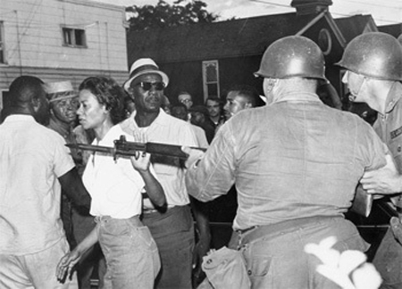 Ảnh chụp bà Gloria Richardson và những người biểu tình đối mặt với quân đội quốc gia Hoa Kỳ.