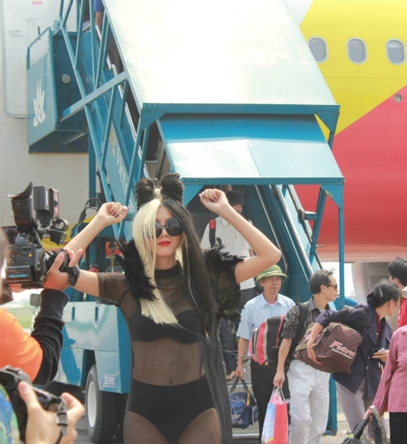 Clip hot Ngọc Quyên mặc bikini gây xôn xao trên máy bay 