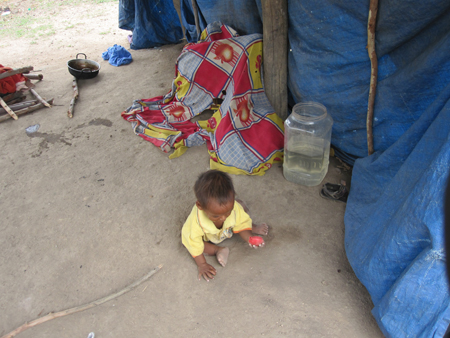 Cháu bé 7 tháng tuổi suy dinh dưỡng đói khóc dưới nền đất