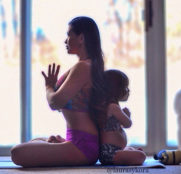 Chùm ảnh đầy cảm hứng của &quot;bà mẹ Yoga&quot; dáng siêu đẹp 5