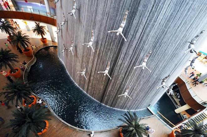 Đài phun nước trong trung tâm mua sắm Dubai: Đài phun nước trong nhà này không kém cạnh đài phun nước ngoài trời nổi tiếng của Dubai. Kích cỡ khổng lồ với thiết kế dạng thác nước và cách trang trí độc đáo khiến nó trở thành nơi thu hút khá đông du khách.
