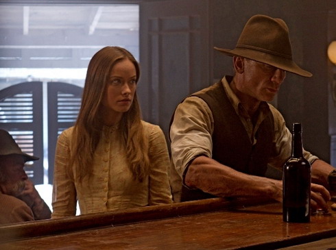 Olivia Wilde và Daniel Craig trong phim 'Cowboys and Aliens'. Ảnh: Universal.